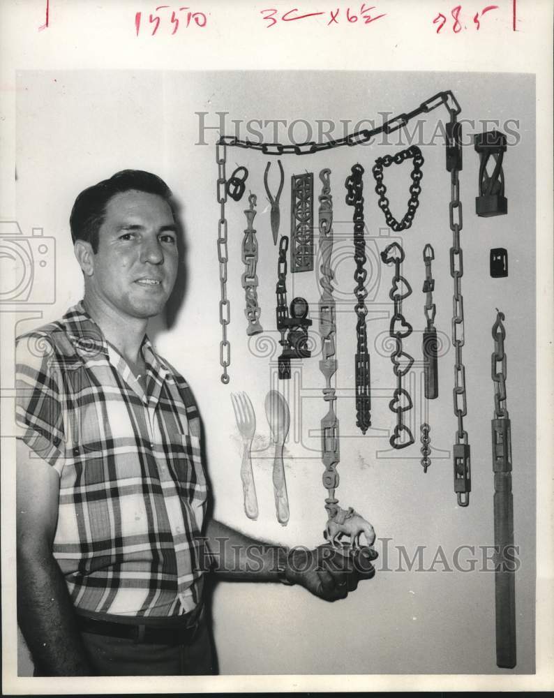 1969 Press Photo J.B. Neatherlin, Highlands, Texas Displays Pocket Knife Art - Historic Images