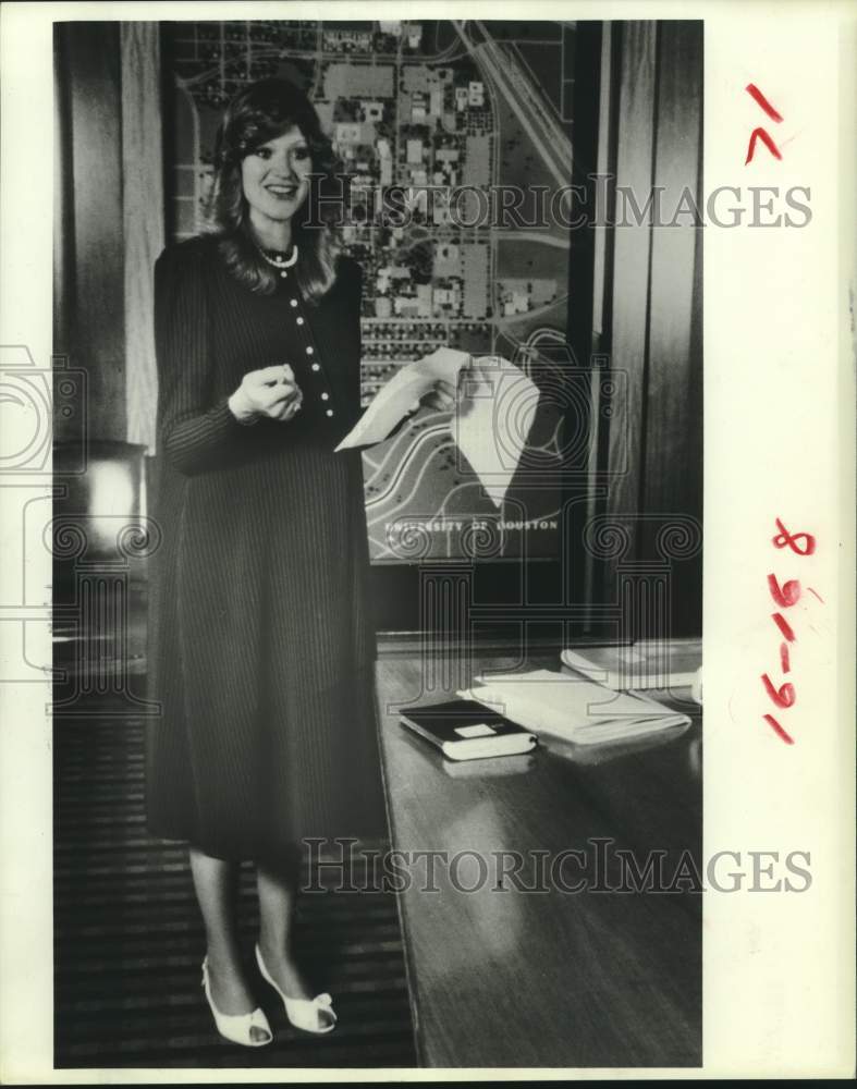 1984 Press Photo Sue Warren works hards at University of Houston-University Park - Historic Images