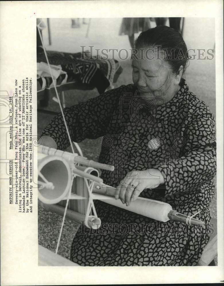 1988 Press Photo Yang Fang Nhu Works on Handmade Laotian Loom, Detroit, Michigan - Historic Images