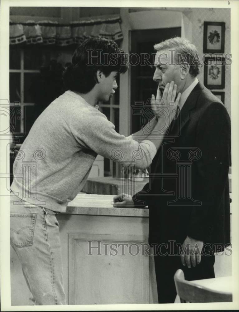 1986 Press Photo Scene from &quot;Suspect&quot; episode of &quot;You Again&quot; - TV sitcom on NBC - Historic Images