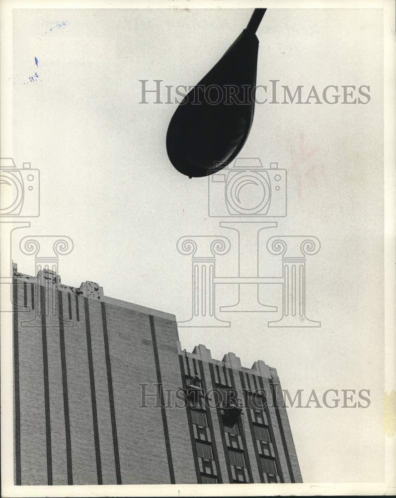 1971 Press Photo Window washers on Houston building - Historic Images