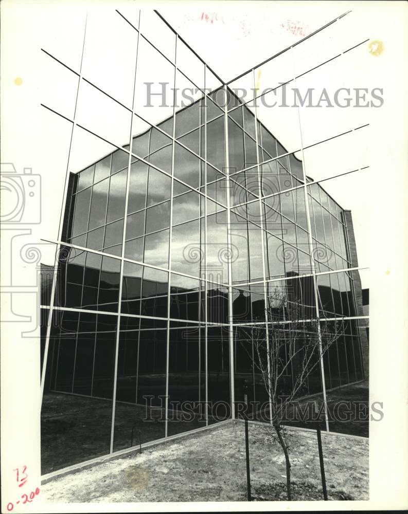 1978 Press Photo Mirrored wall of Westchase Central building in Houston- Historic Images