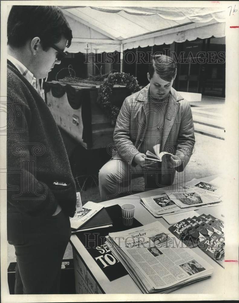 1967 Press Photo University of Houston Students Mourn Red Victims in Russia - Historic Images