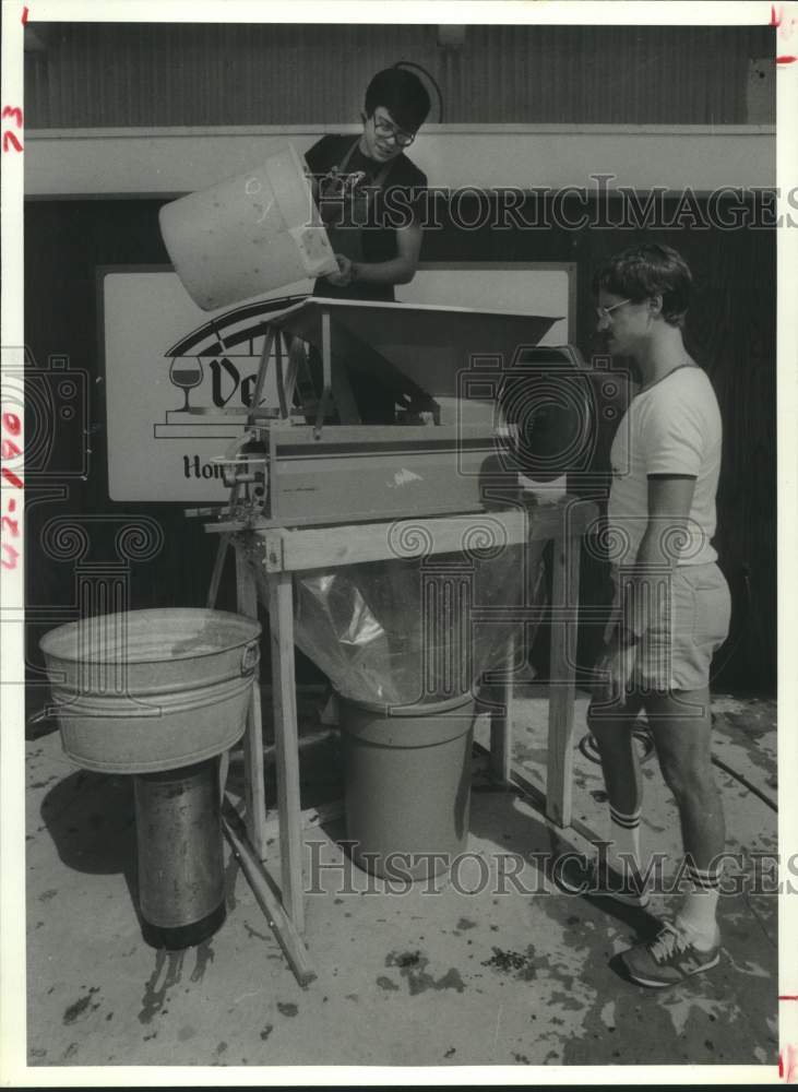 1984 Press Photo Scott Birdwell and Larry Kocher Make Wine in Houston, Texas - Historic Images