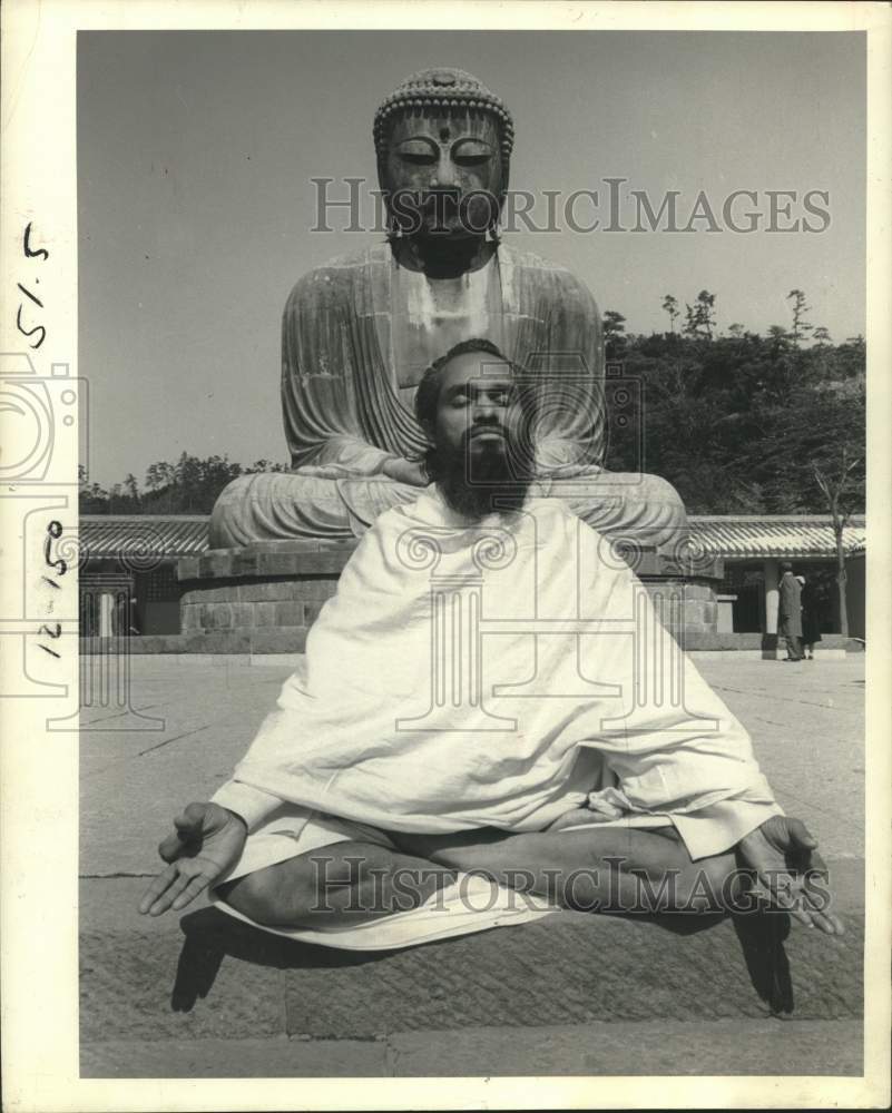 1968 Yogi Sivalingam meditates in front of Buddha in Kamakura, Japan-Historic Images