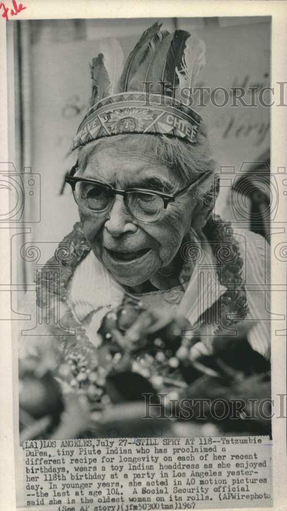 1967 Press Photo Tatzumbie DuPea at her 118th birthday party in Los Angeles - Historic Images