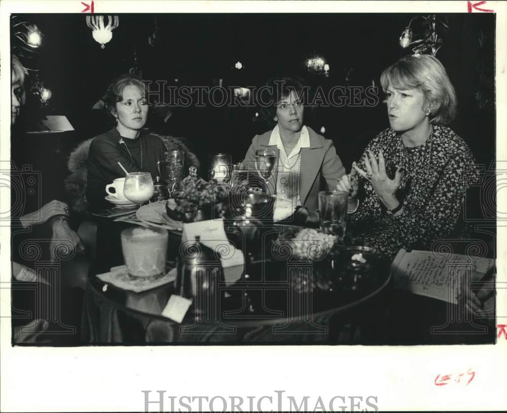 1979 Press Photo Women talk over drinks in Houston - Historic Images