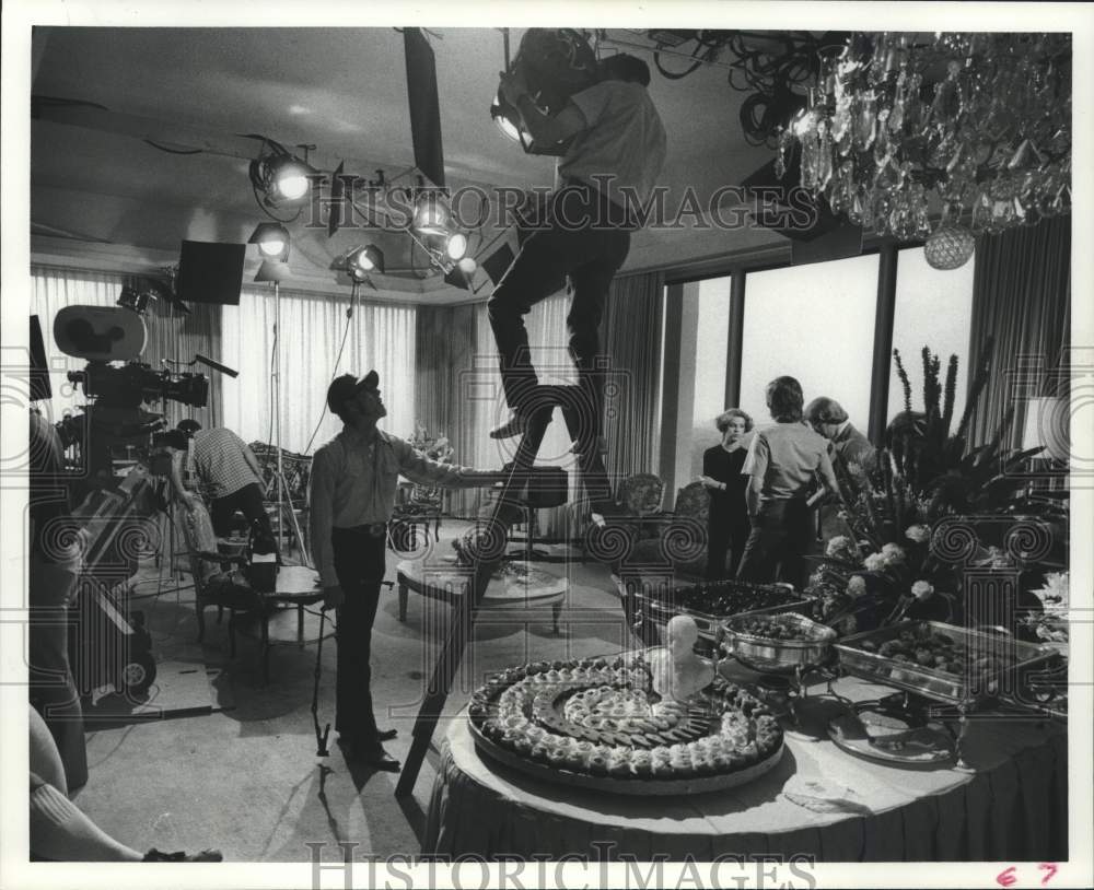 1976 Press Photo Between takes on set of &quot;The Women In Box 359&quot; - Historic Images