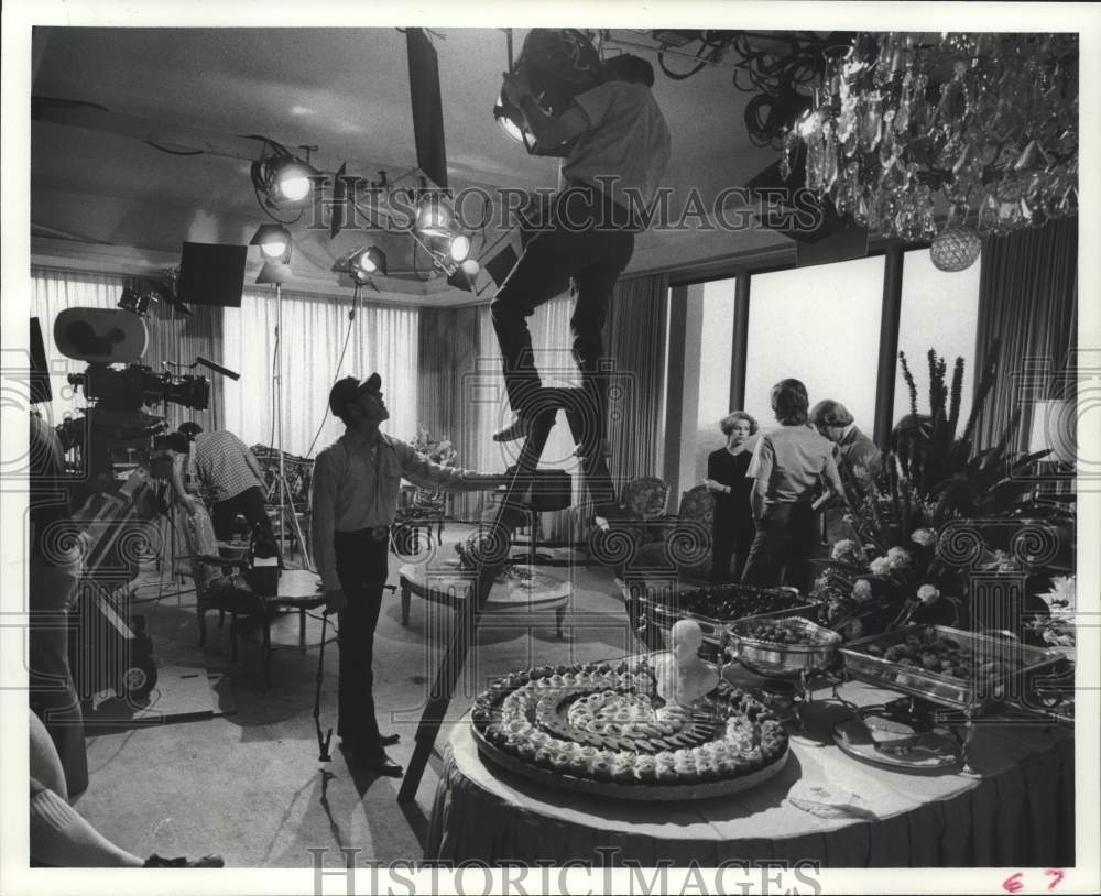 1976 Press Photo Between takes on set of "The Women In Box 359" - Historic Images