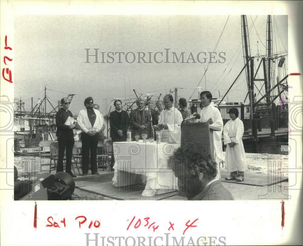 1981 Press Photo Vietnamese Thanksgiving Mass and blessing of fleet in Texas - Historic Images