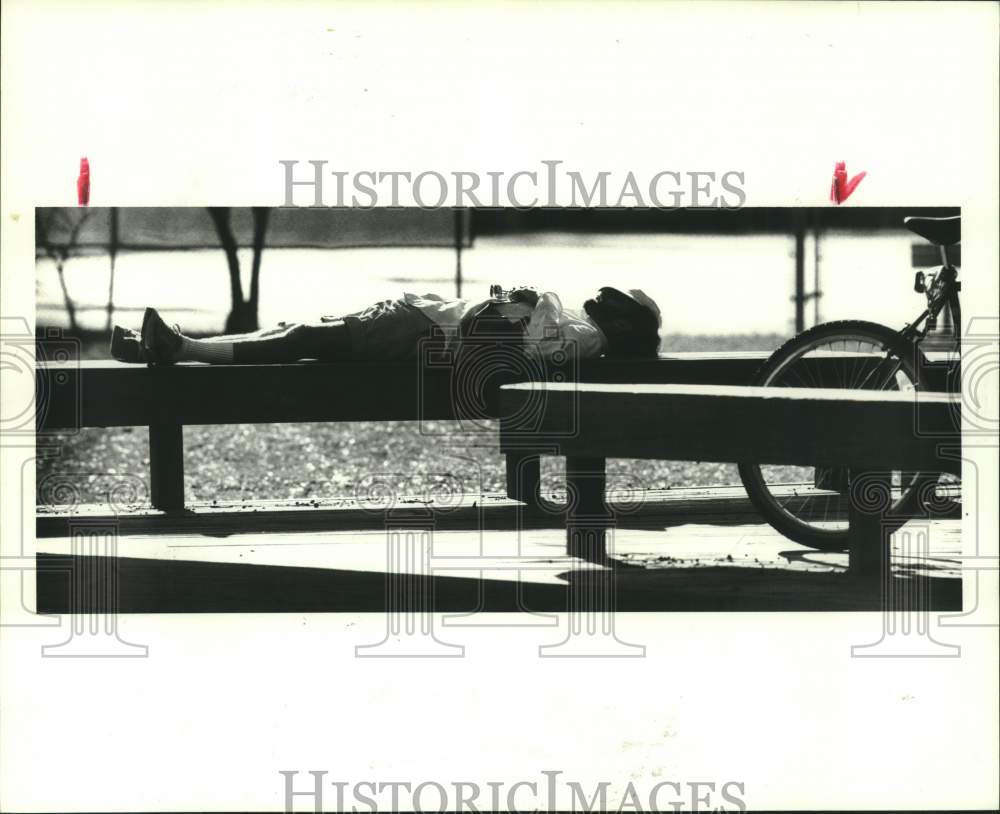 1987 Press Photo Tim Gray rests on bench at Memorial Park, Houston - Historic Images