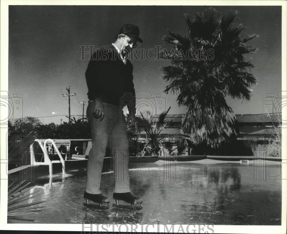 1990 Press Photo Jerry Adams Skates on His Pool in Scarsdale Near Houston - Historic Images