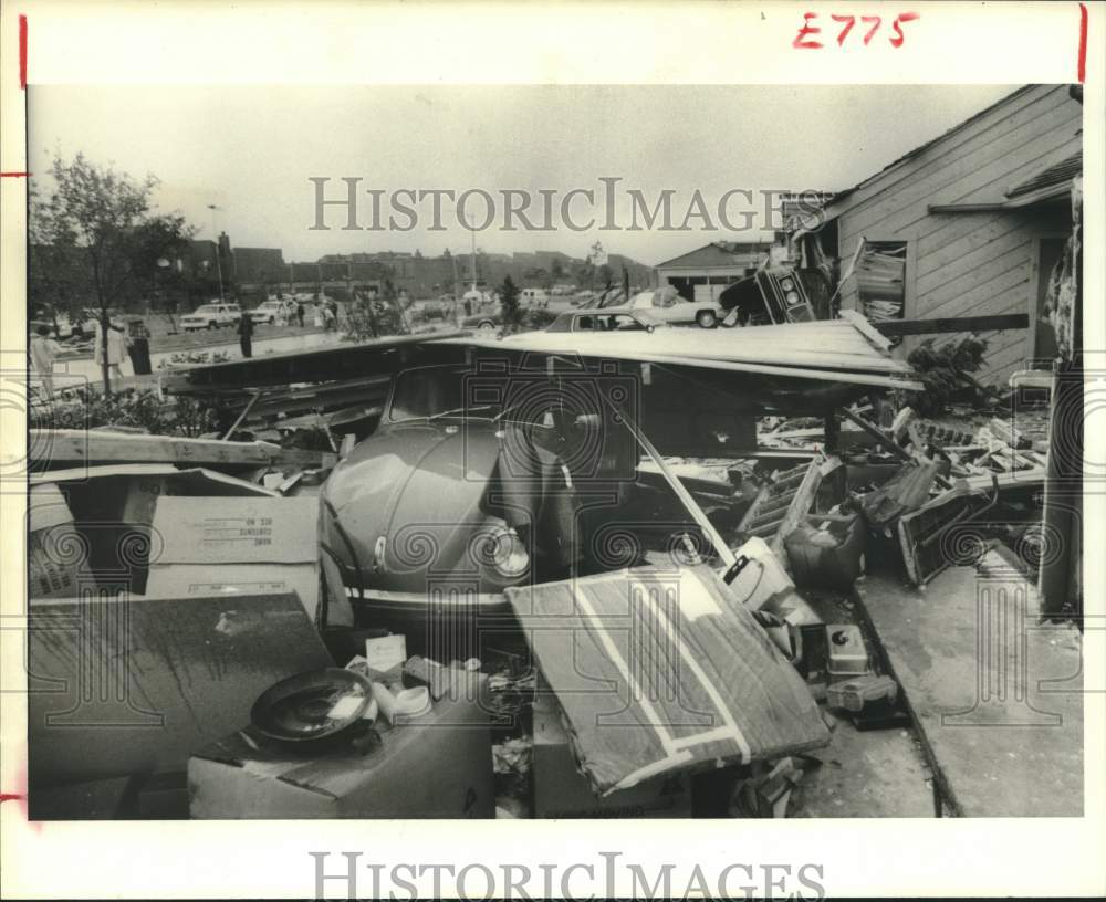 1979 Press Photo Car under rubble on S. Kirkwood, after tornado in Houston - Historic Images