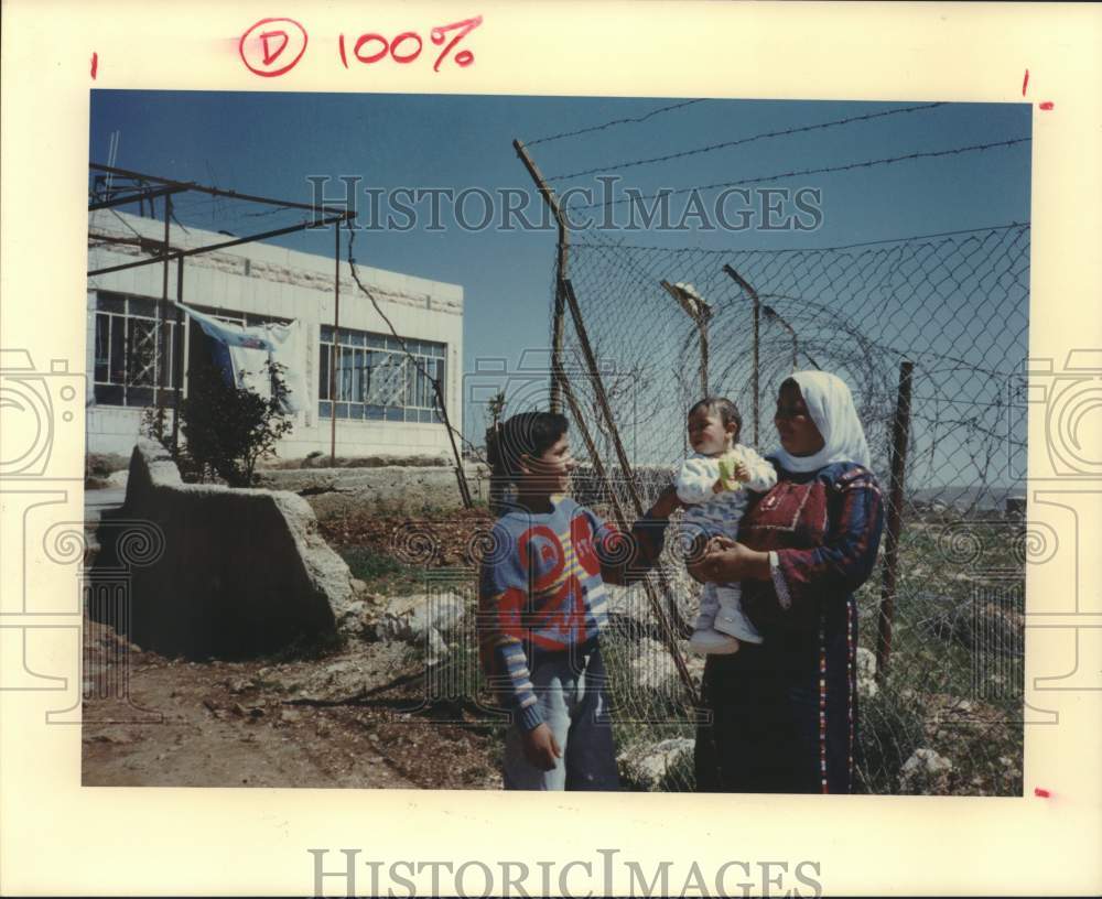 1991 Press Photo Gharib Family at Home in Beit Ijza, Israeli-occupied West Bank - Historic Images