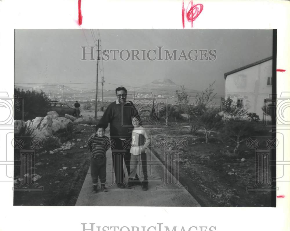 1991 Press Photo Amiel Unger and Sons at his Home, Tekoa, West Bank - Historic Images