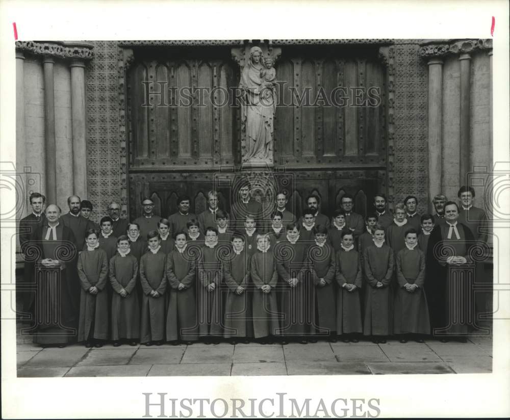 1992 Press Photo Westminster Abby Boys Choir, Outside Westminster Abby, London - Historic Images