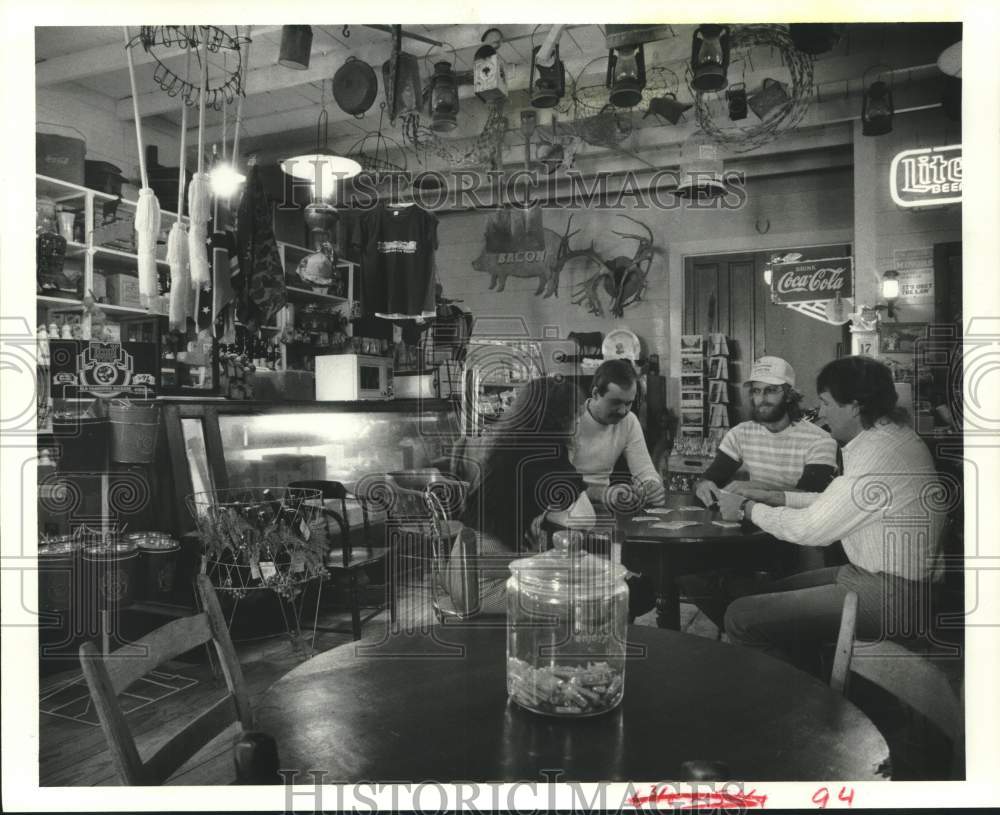 1985 Press Photo Employees Play Cards at Winklemann&#39;s General Store in Texas - Historic Images