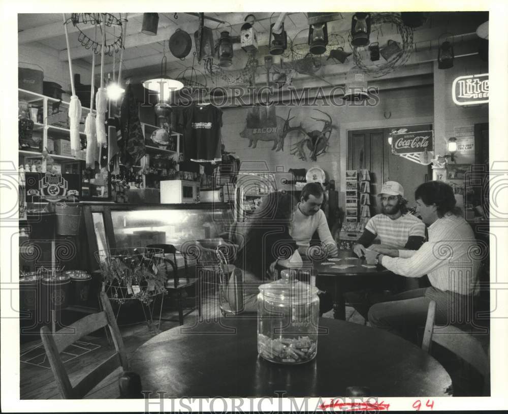 1985 Press Photo Employees Play Cards at Winklemann's General Store in Texas - Historic Images