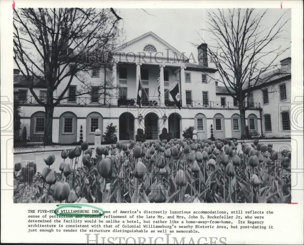 1990 Press Photo Tulips outside entrance of Williamsburg Inn in Virginia - Historic Images