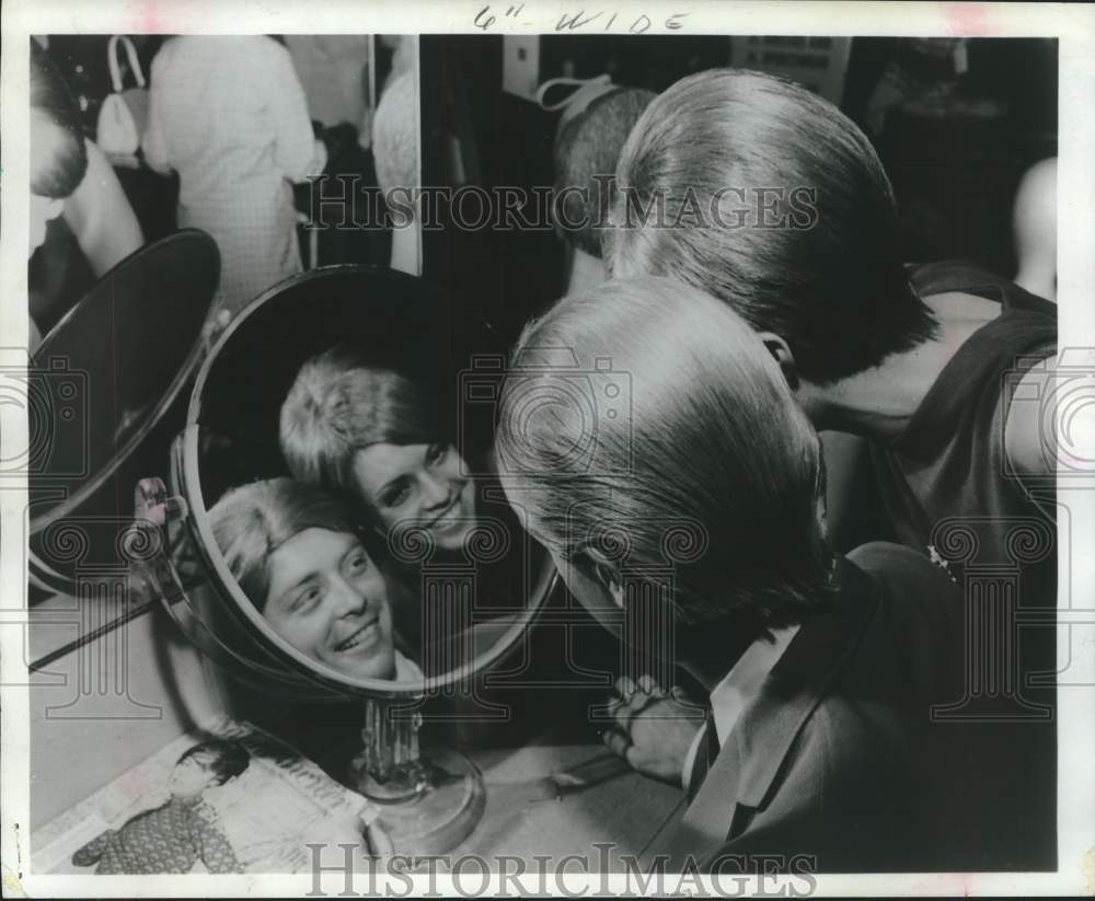 1967 Press Photo Young couple in matching wigs - Historic Images