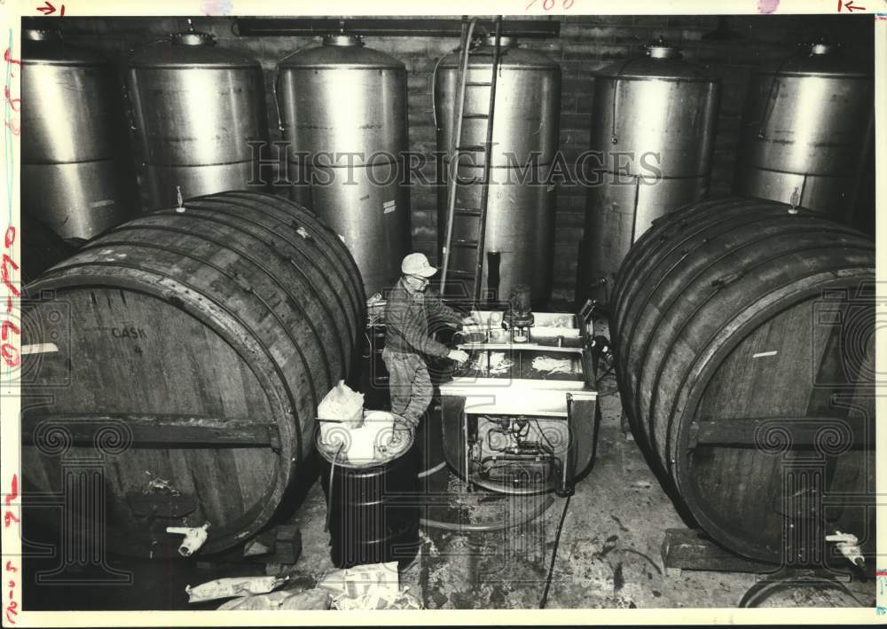 1980 Press Photo Winemaker monitors sugar mixer at Wadesville, Indiana, winery - Historic Images