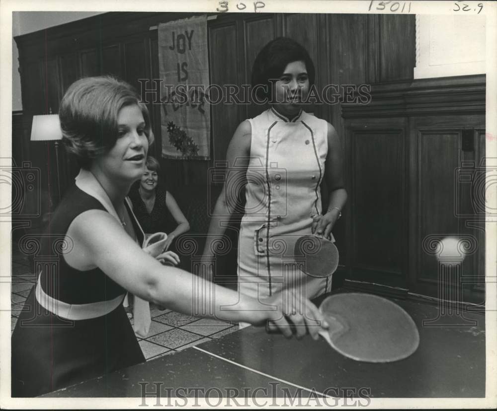 1969 Press Photo Young women play ping pong at Houston YWCA - Historic Images