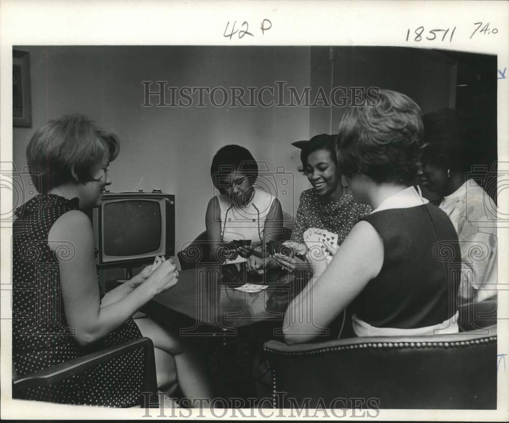1969 Press Photo Women play cards at YWCA residence in Houston, Texas - Historic Images