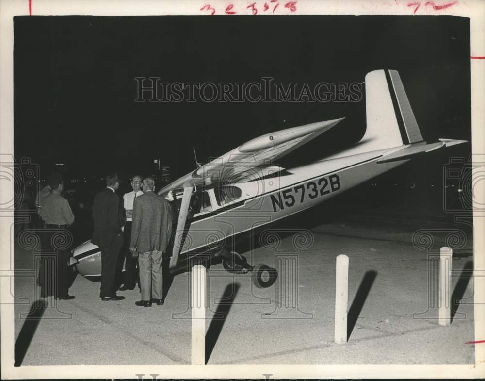 1964 John A. Mobley III of Kilgore escapes emergency landing unhurt - Historic Images