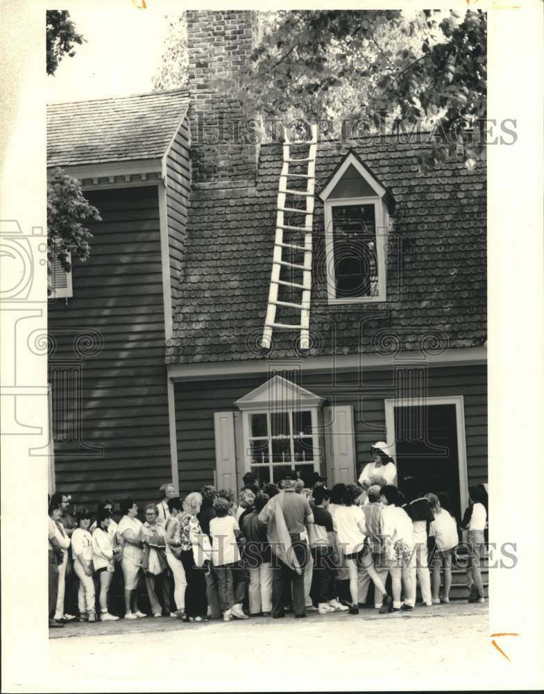 1988 Press Photo Tourists view restored buildings in Colonial Williamsburg, VA - Historic Images