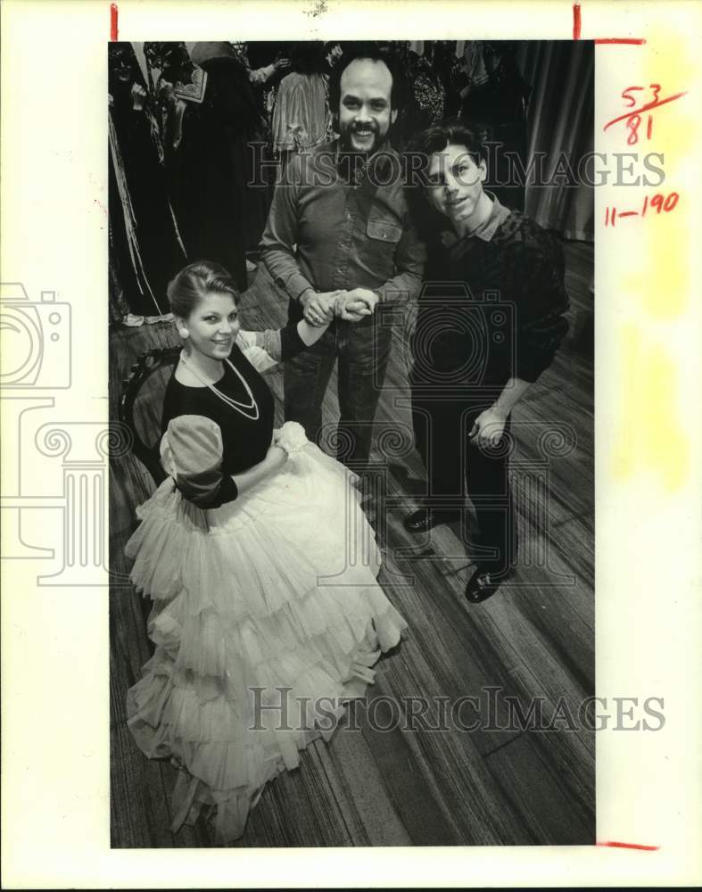 1985 Press Photo Texas Opera Theater stars discuss &quot;La Traviata&quot; with director - Historic Images