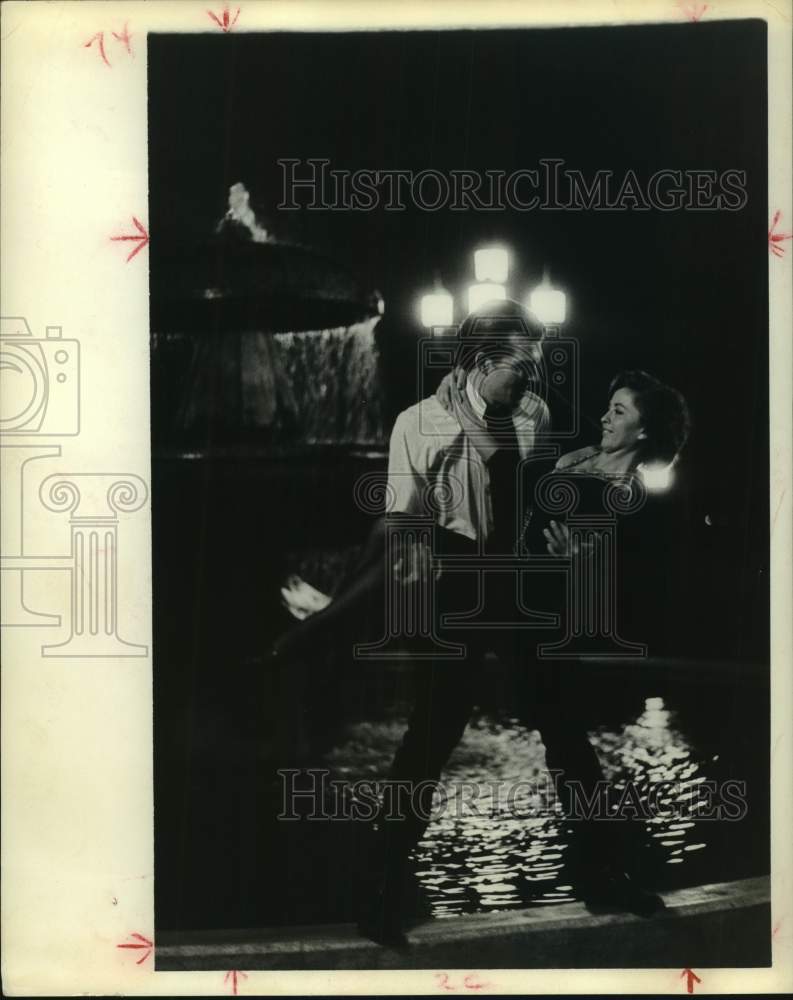 1963 Press Photo Theatre Incorporated actors in romantic &quot;Irma La Douce&quot; scene - Historic Images