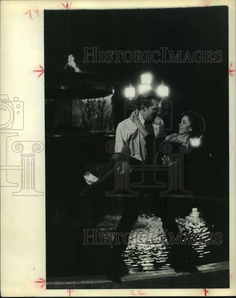 1963 Press Photo Theatre Incorporated actors in romantic "Irma La Douce" scene - Historic Images