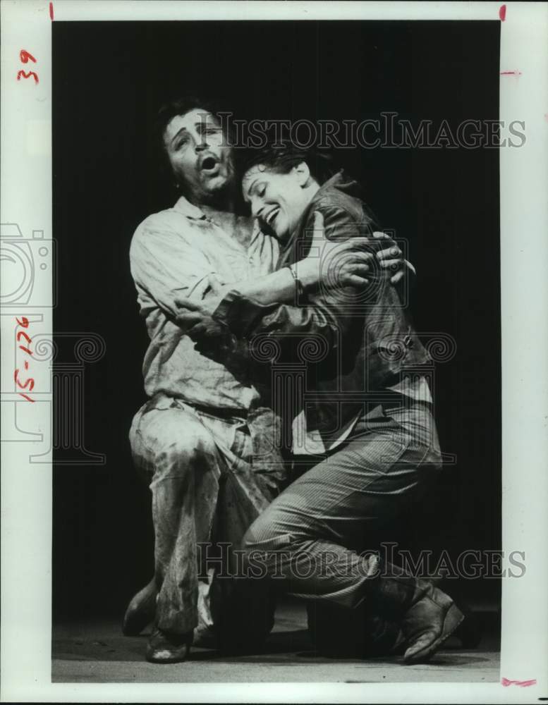 1984 Press Photo Wieslaw Ochman and Hildegard Behrens in "Fidelio" Houston - Historic Images