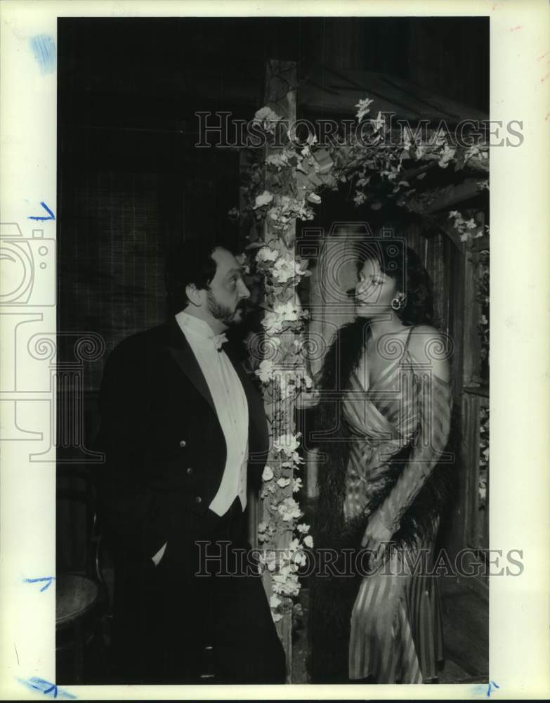 1986 Press Photo Couple backstage on the Porgy and Bess set, Houston Grand Opera - Historic Images