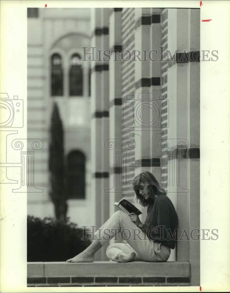 1986 Press Photo Student Anna Ossenfort reads on Rice Univ campus in Houston - Historic Images