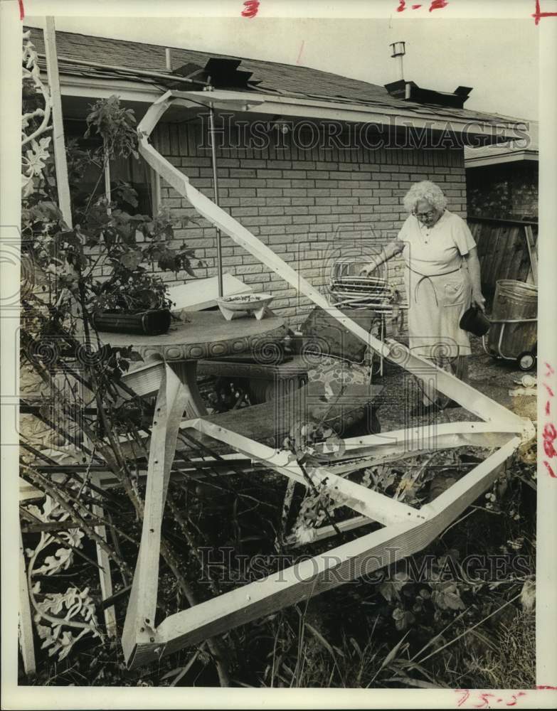 1973 Press Photo Mrs. Mabel Bond Surveys Storm Damaged Home in Houston - Historic Images