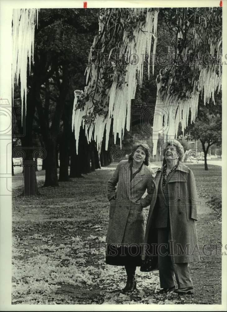 1982 Press Photo Catherine Grubbs & Cynthia Lawson admire icicles in tree - TX - Historic Images