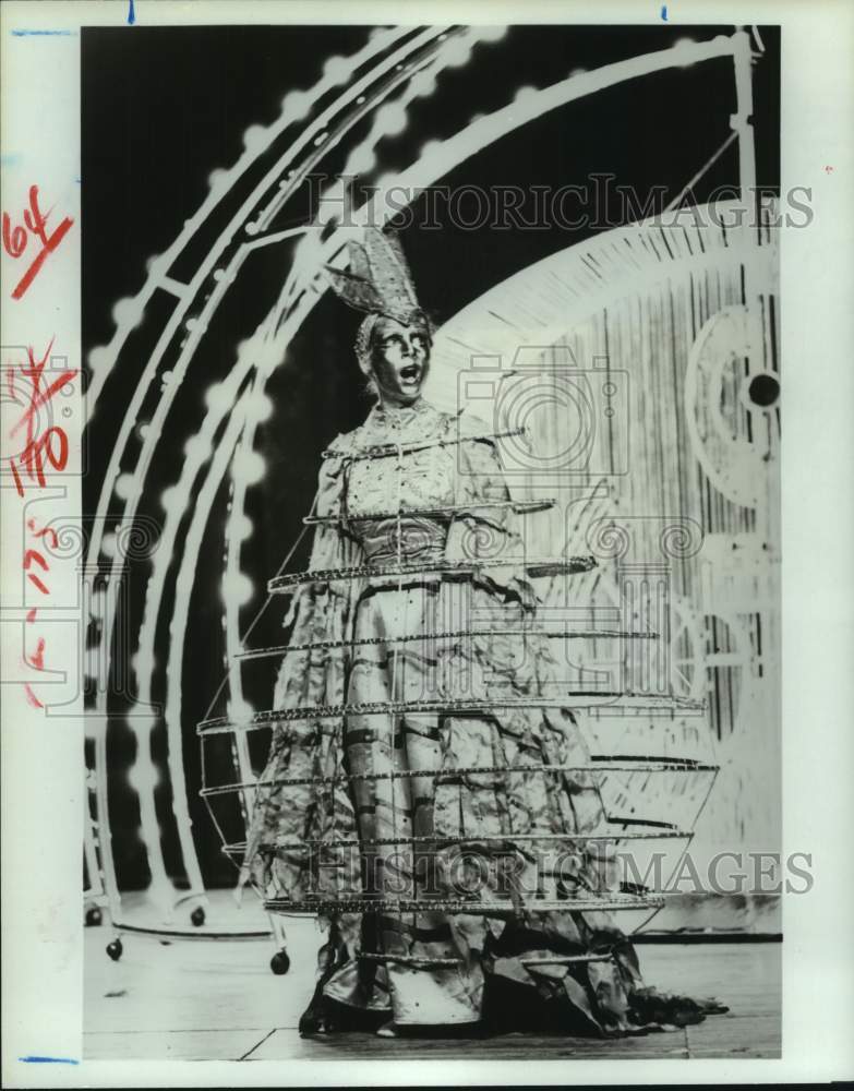 1981 Kathryn Wright in scene from Texas Opera Theater's "Starbird" - Historic Images