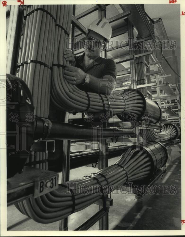 1985 Press Photo Southwestern Bell tech John Moren checks cables in Houston - Historic Images