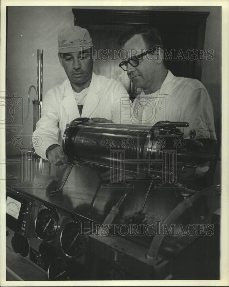 1963 Men use equipment at University of Texas Medical Branch - Historic Images