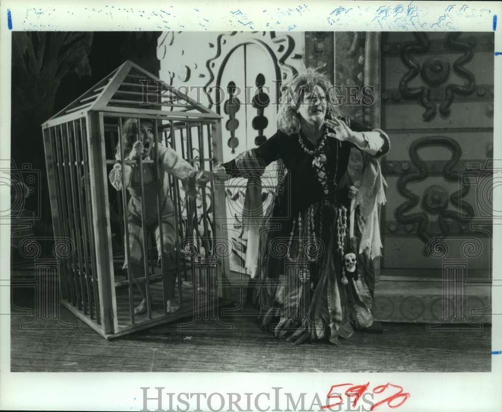 1981 Press Photo Hansel in cage - &quot;Hansel and Gretel&quot; at Houston Grand Opera - Historic Images