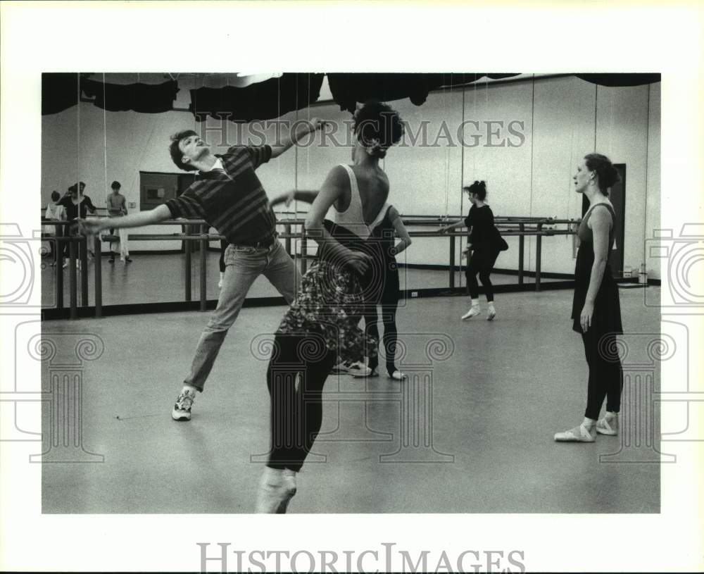 1993 Press Photo Trey McIntire Dancers in Houston Ballet's Curupira Rehearsals - Historic Images