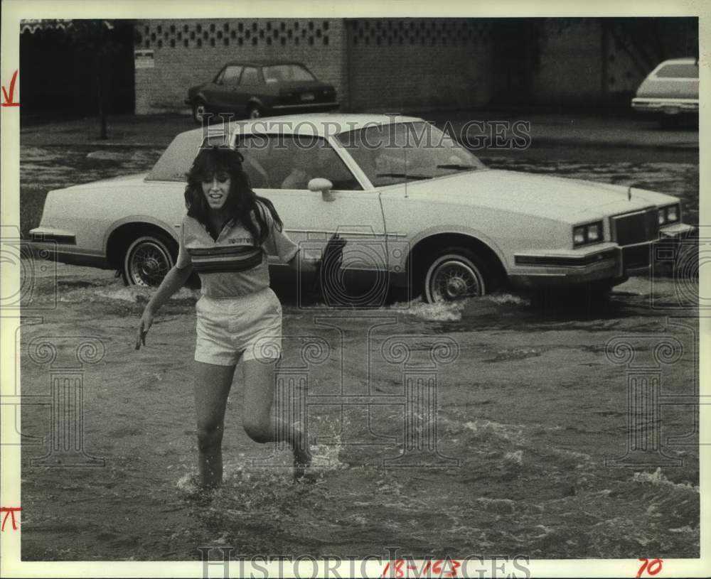 1983 Sue Keeney crosses road in ankle-deep water - Houston flooding - Historic Images