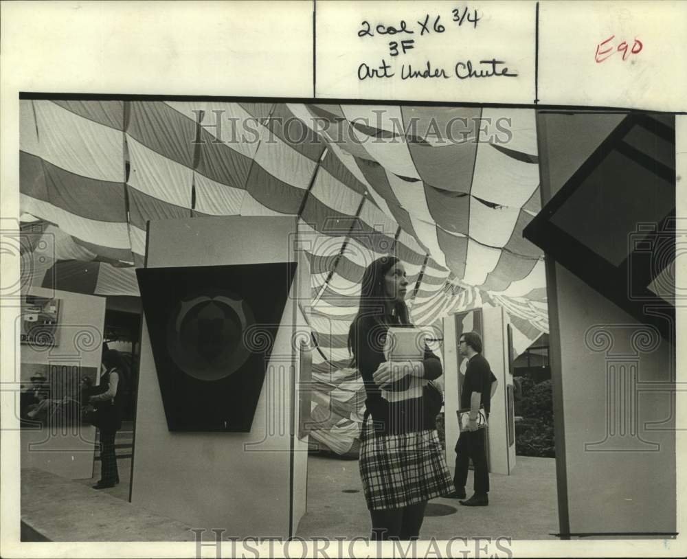 1970 Press Photo Senior Carol Archer contemplates art show at Houston University - Historic Images