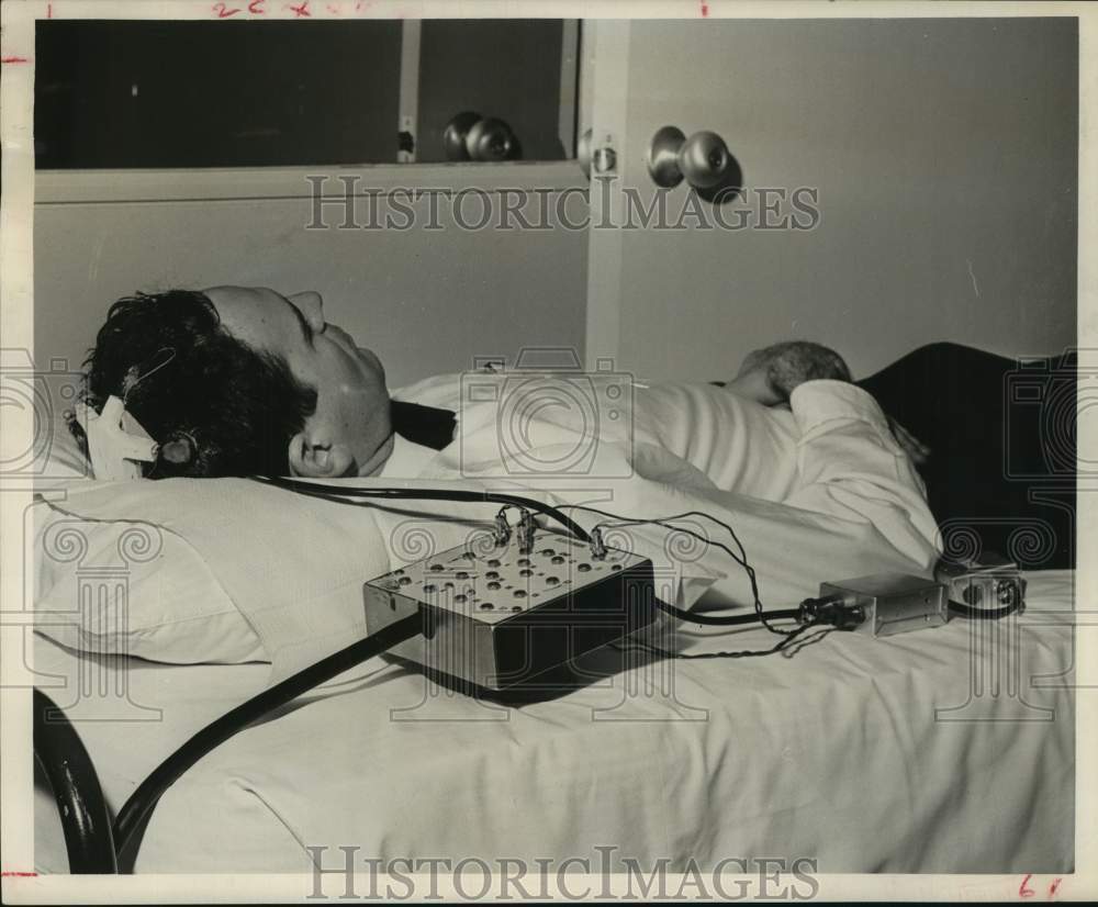 1961 Press Photo Studying brain waves of Vernon Benignus in Houston - Historic Images