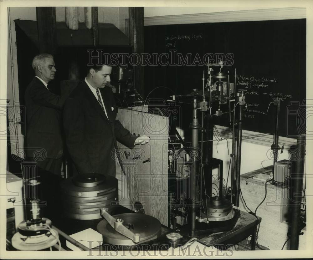 1954 Press Photo Texas A&amp;M Professors in  Laboratory - Historic Images