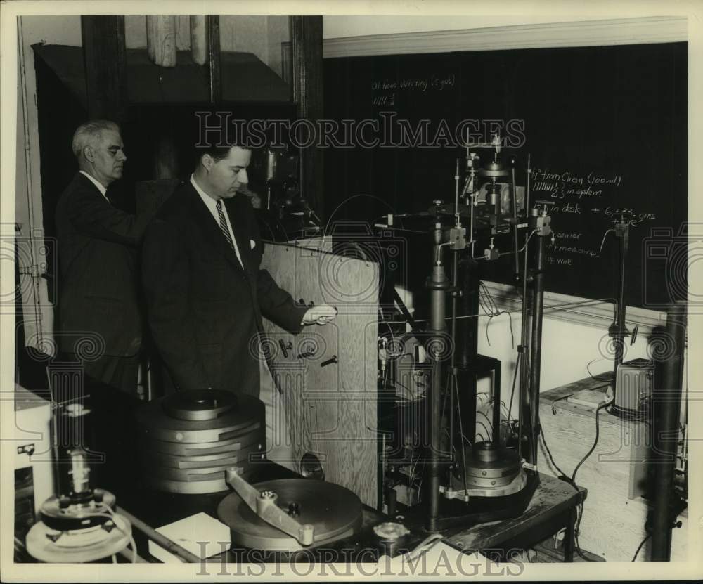 1954 Press Photo Texas A&M Professors in  Laboratory - Historic Images