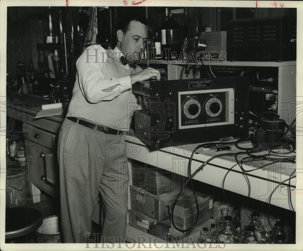 1954 Press Photo Texas A&amp;M College Oceanography researcher checks equipment - Historic Images