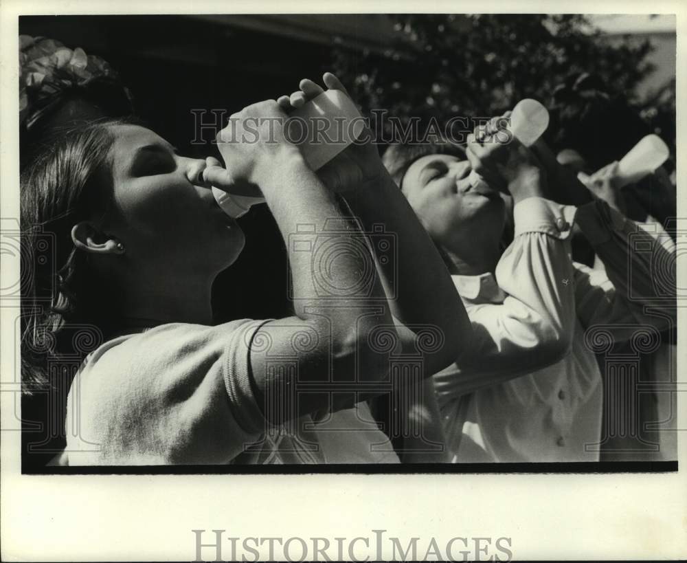 1969 Press Photo Baby bottle milk chugging - University of Houston - Historic Images