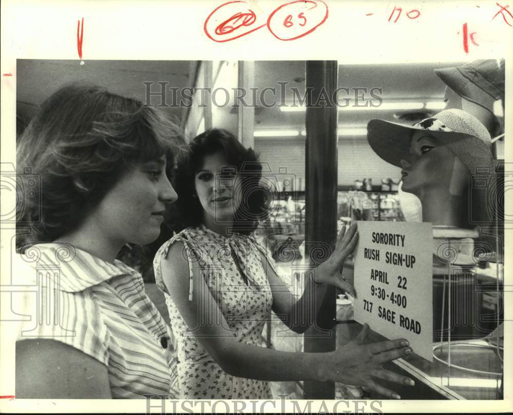 1978 Press Photo University of Houston sorority members post Rush Sign-up poster - Historic Images